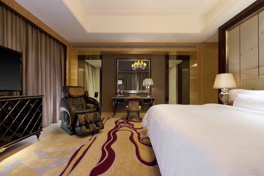 1 King Bed, River View, Executive Lounge Access, High Floor - 15th and above, Large Suite photo 2