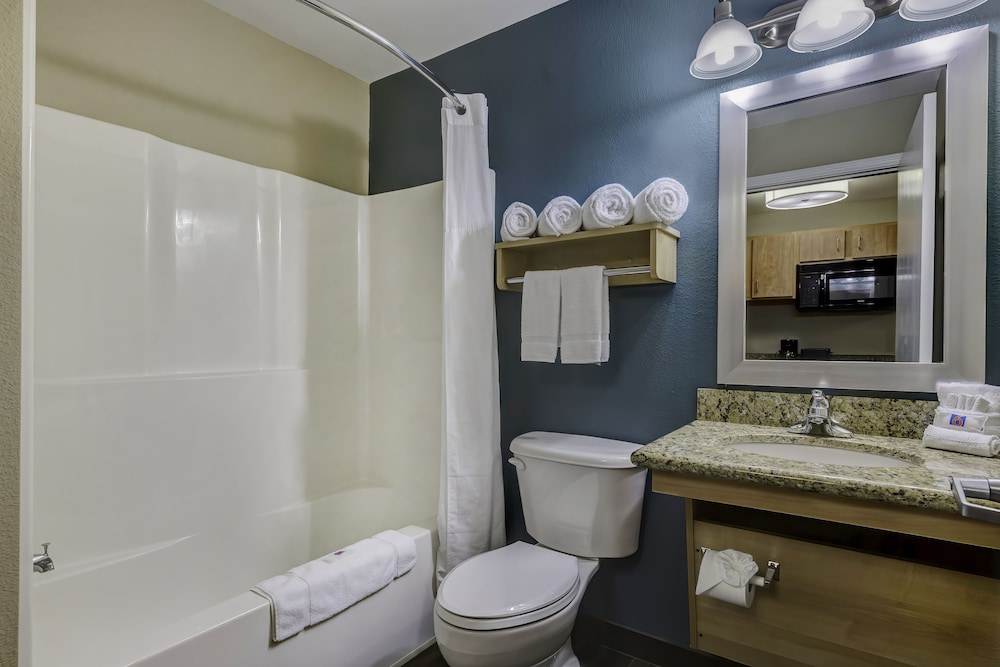 Deluxe Room, 1 Queen Bed, Non Smoking, Kitchenette photo 3