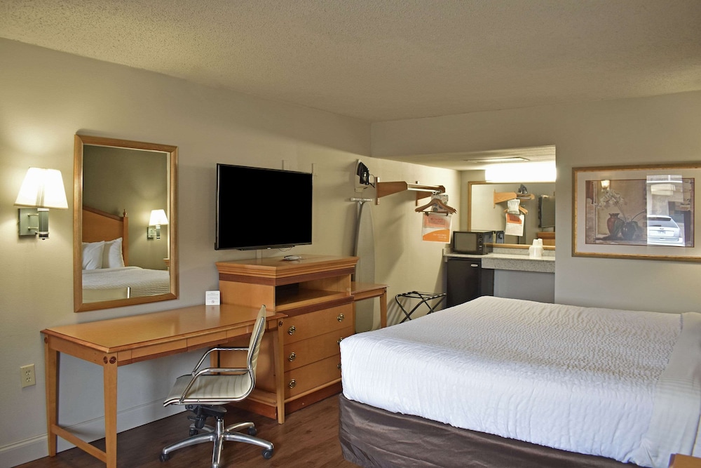 Standard Room, 1 King Bed, Non Smoking - Photo 1