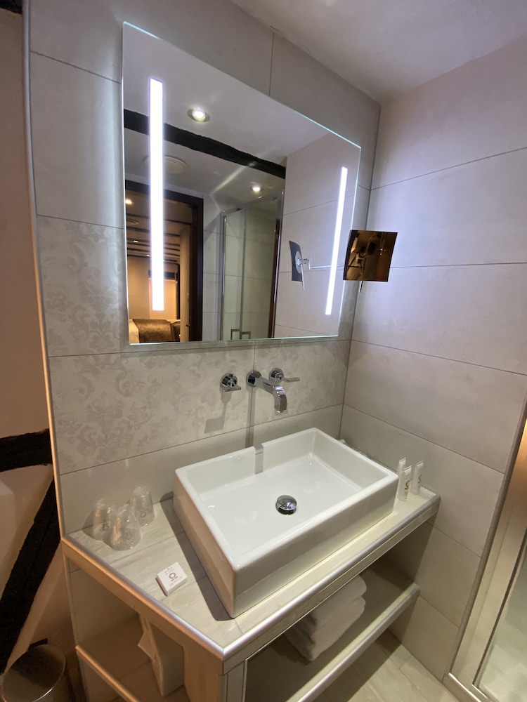 Luxury Triple Room, Jetted Tub photo 3