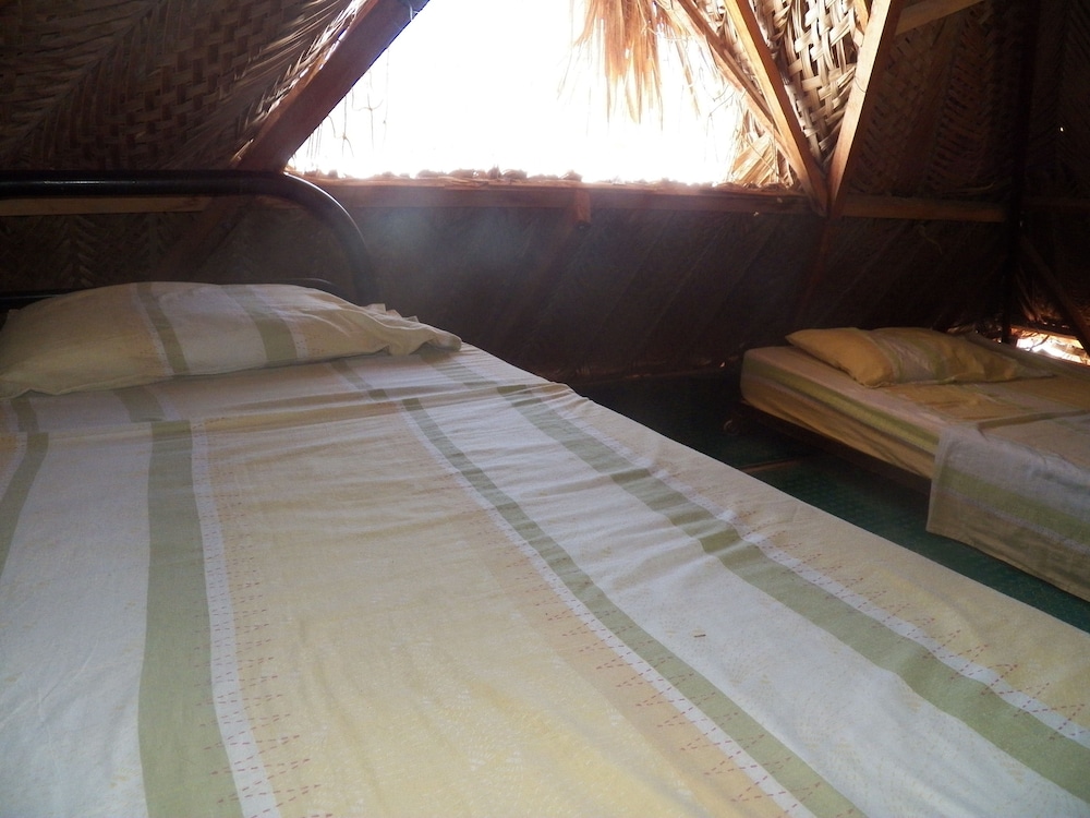 Economy Triple Room, 1 Bedroom, Pool Access, Tower photo 2