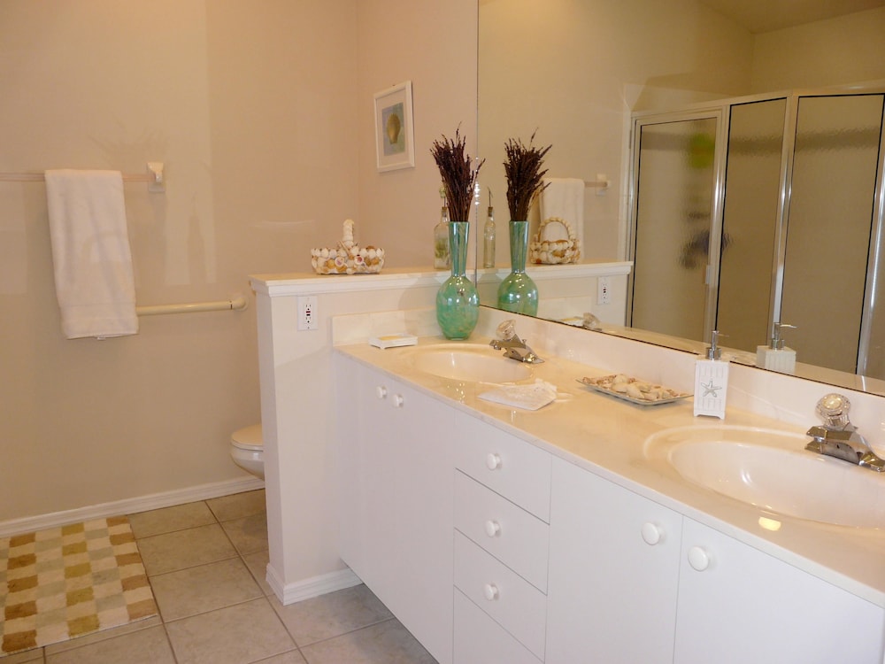 House, Multiple Beds (1292 Bayport Avenue) photo 3