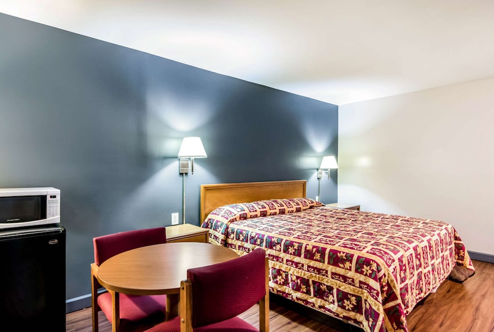 Standard Room, 1 King Bed, Non Smoking - Photo 1