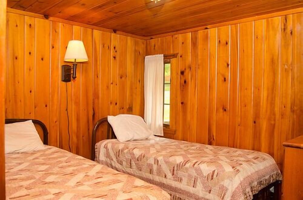 Cabin, 3 Bedrooms (Cabin 5 or 15) photo 1