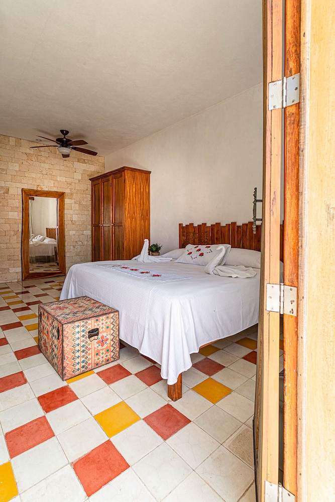 Deluxe Suite, 1 king-size bed and 2 double beds photo 3