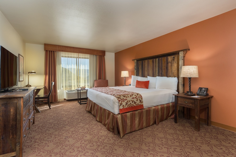 Deluxe Room, 1 King Bed, Lake View - Photo 2