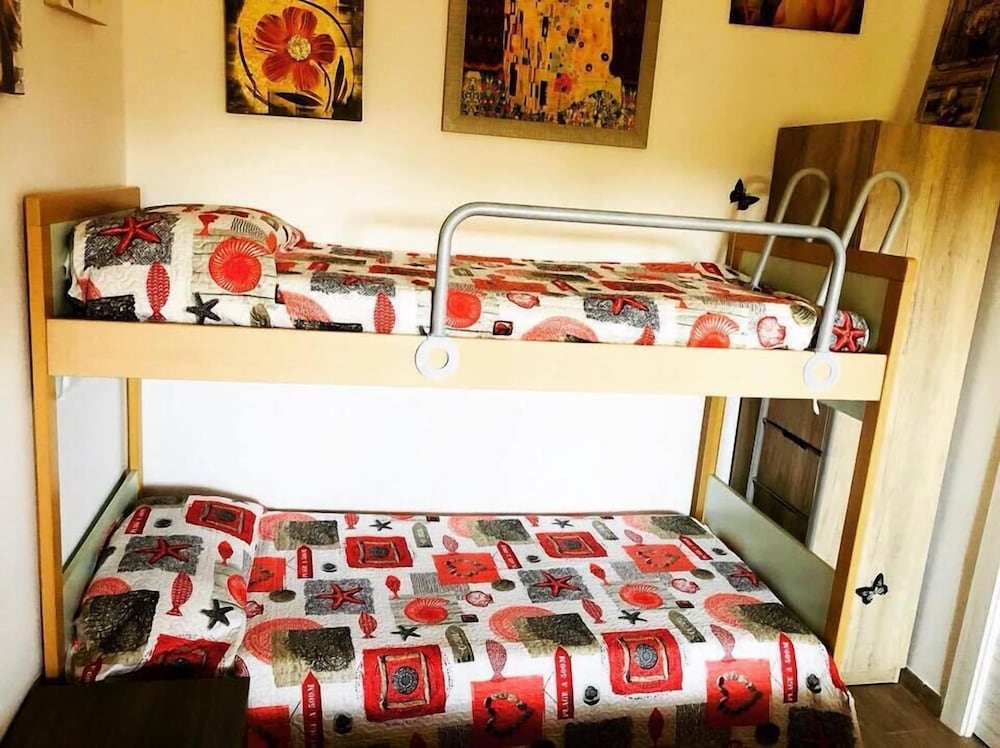 Standard Quadruple Room, Multiple Beds, Non Smoking photo 1