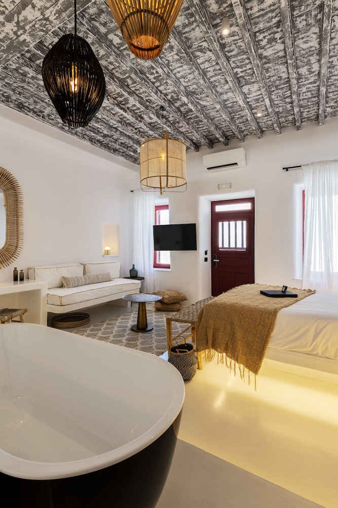 Suite, 1 Queen Bed with Sofa bed, Balcony, City View photo 2