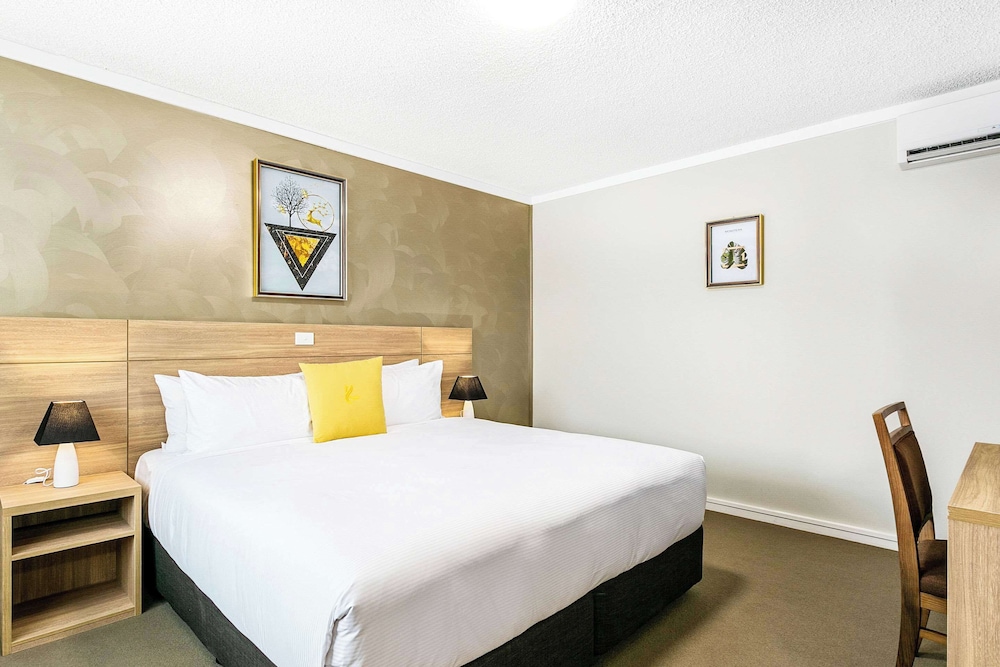 Room, 1 King Bed, Non Smoking thumbnail 5