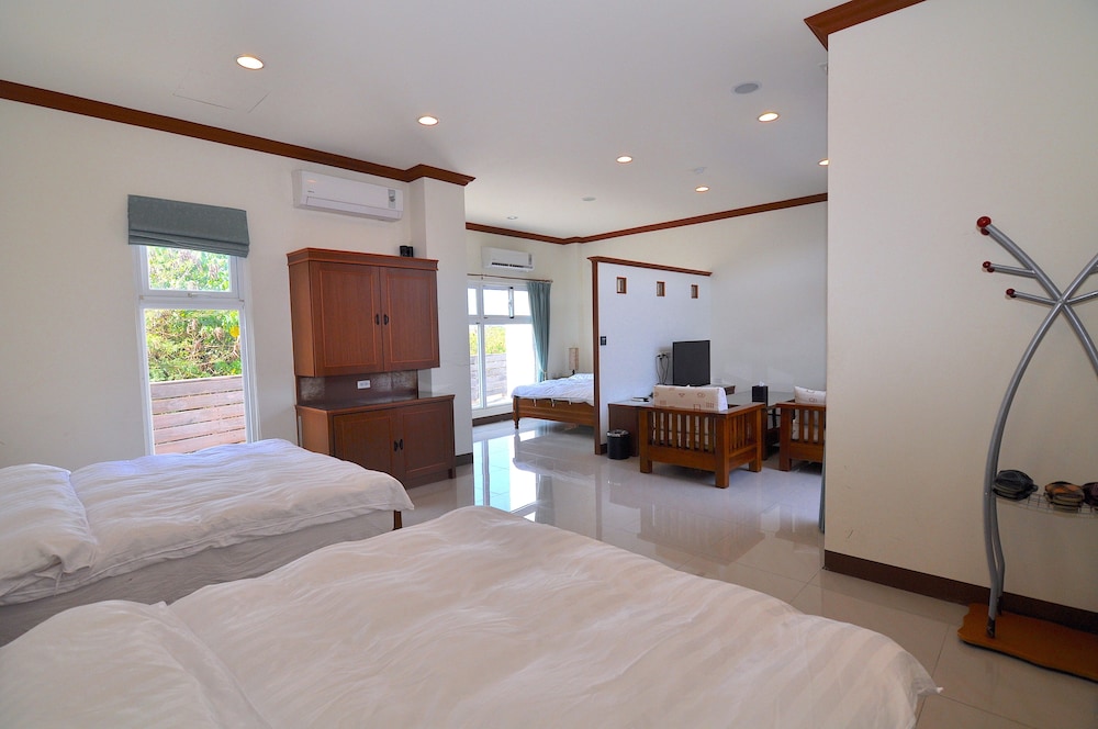 Large Family Room with Mountain View photo 1