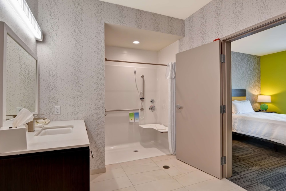 Room, 1 Queen Bed, Accessible, Lake View (Hearing) photo 3
