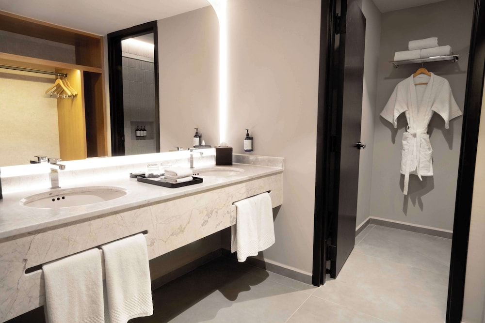 Junior Suite, 1 King Bed - Photo 8