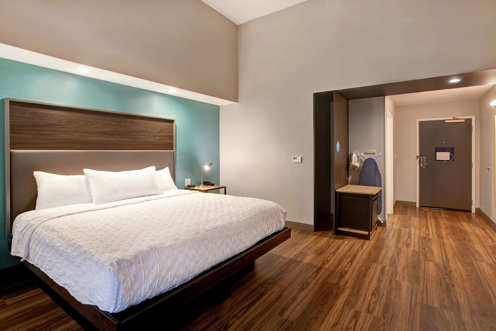 Room, 1 King Bed, Accessible (Hearing) - Photo 1