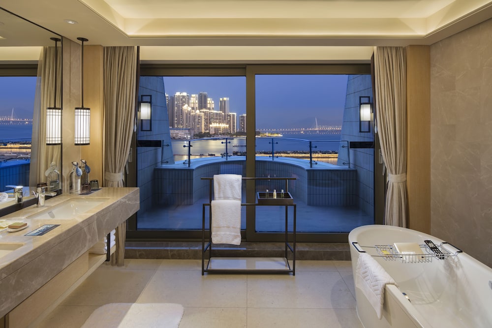 King One Bedroom Suite Nanhai Wing thumbnail 5