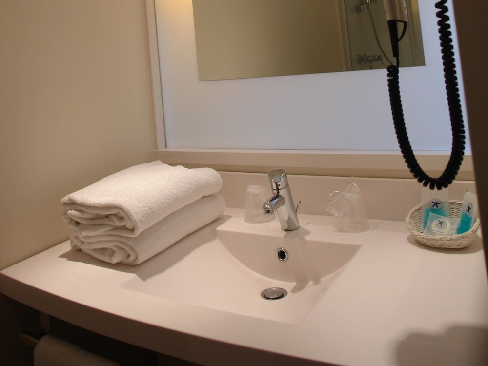 Standard Room, Multiple Beds - Photo 5