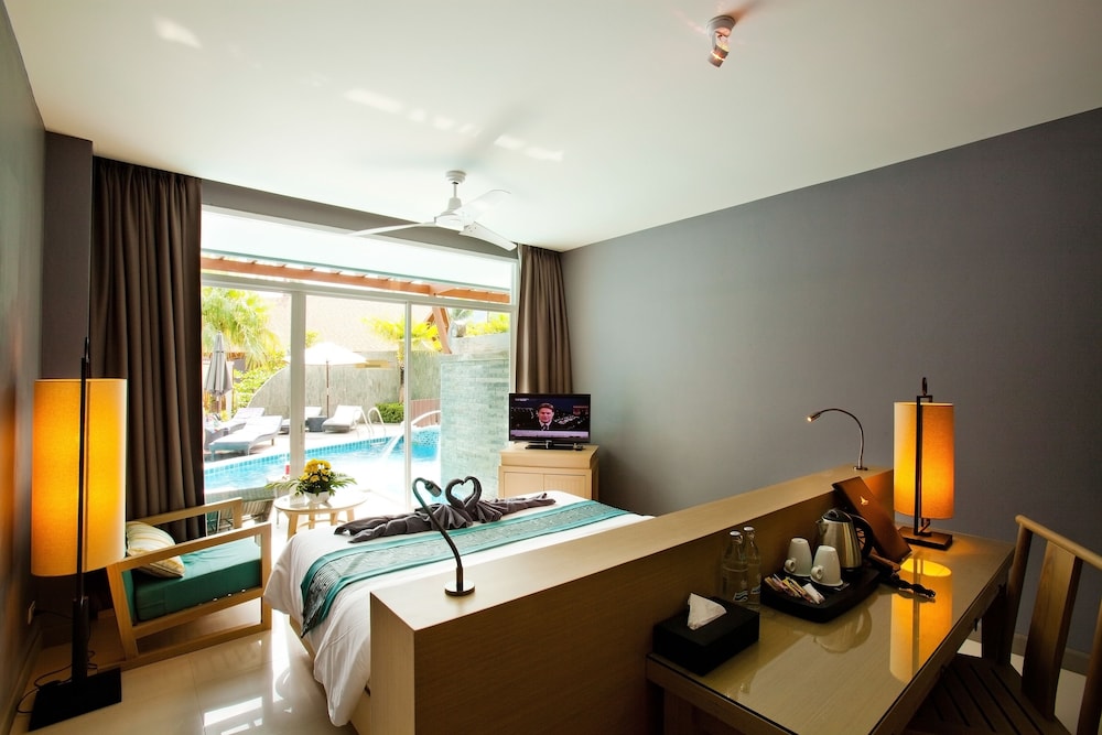 Deluxe Room (Pool Access) photo 2