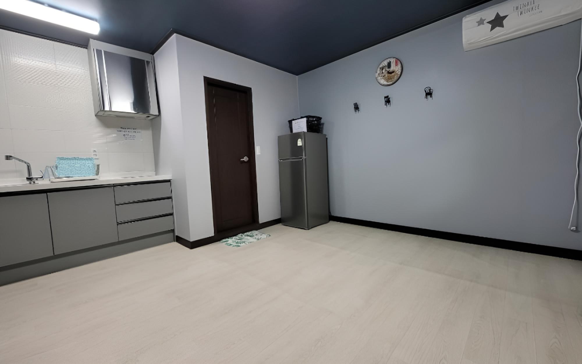 Room (Building A Room 102 (Ondol Room) Pet ) photo 3