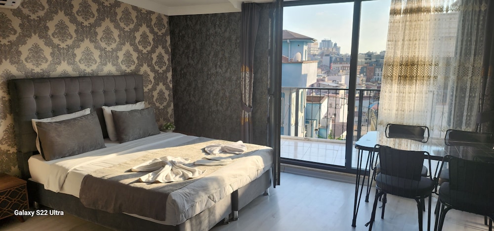 Deluxe Suite photo 2