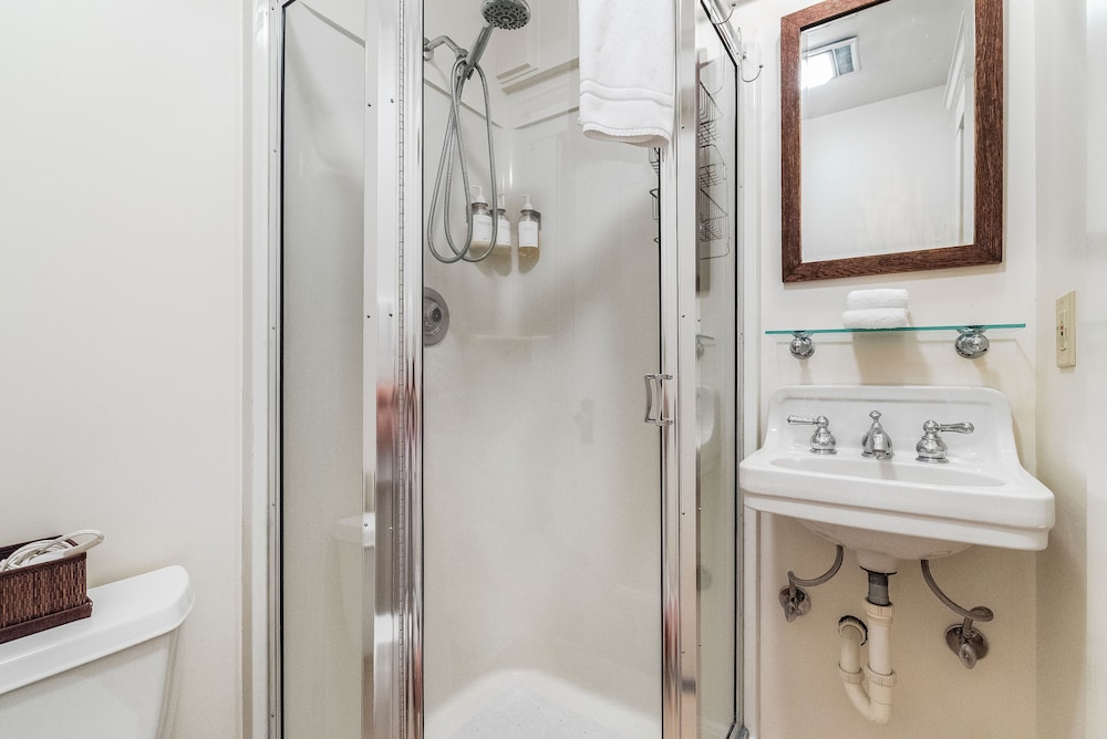 Deluxe Queen Room 205 Private Bathroom & Terrace photo 3