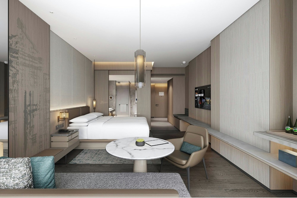 Deluxe Room, 1 King Bed, City View photo 2