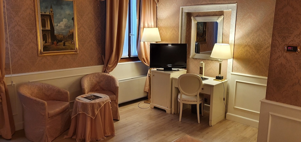Deluxe Room - Photo 6