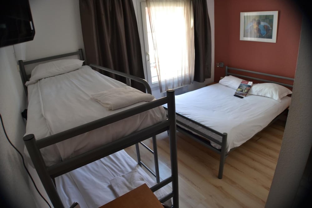 Standard Quadruple Room, Multiple Beds - Photo 3