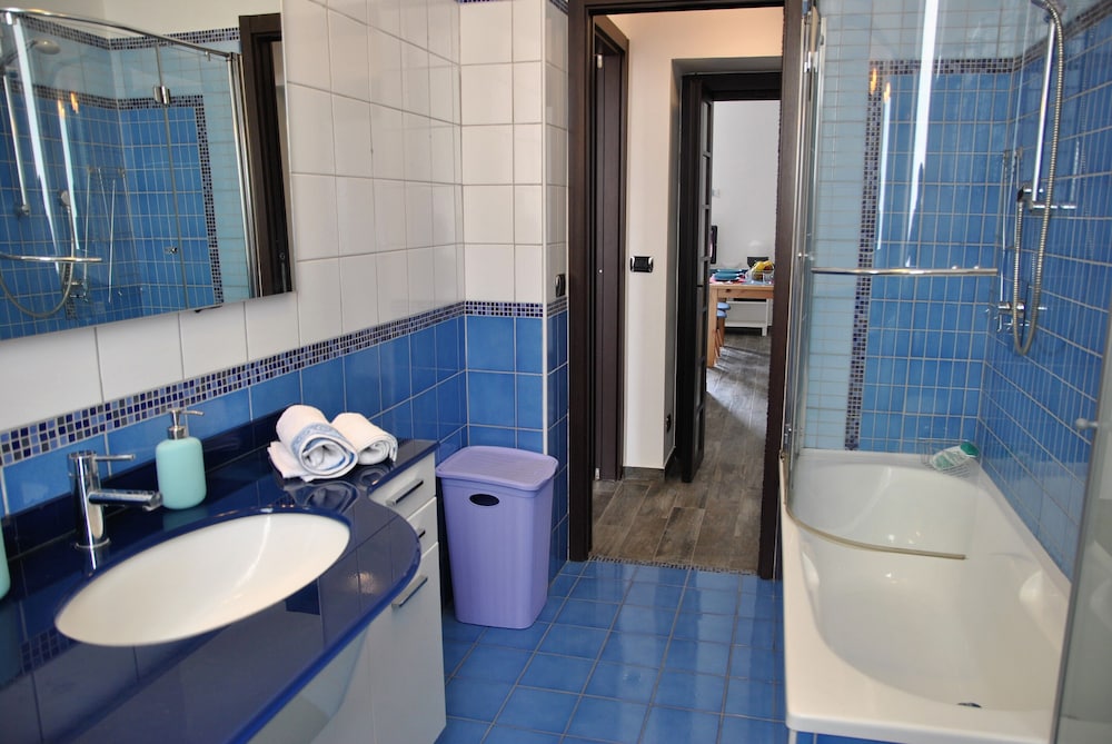 House, 2 Bedrooms, Balcony, City View photo 3