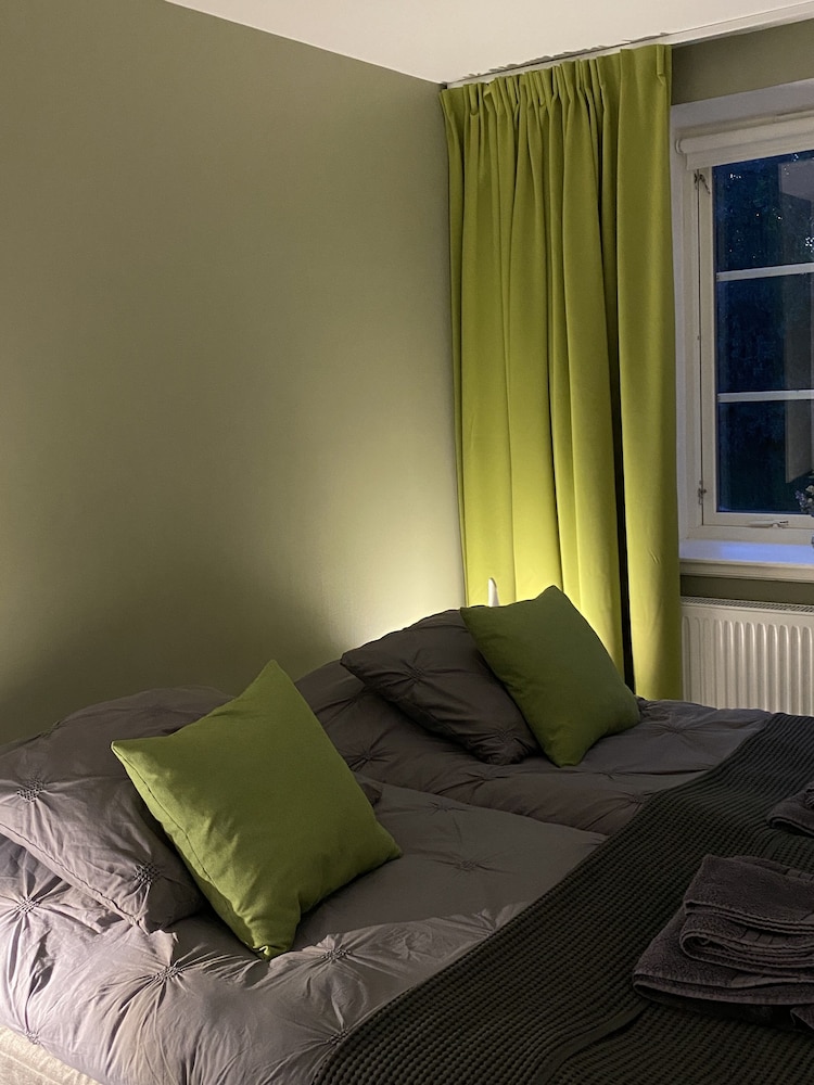 2 Separate Bedrooms, 1 bathroom, 3-4 people photo 1