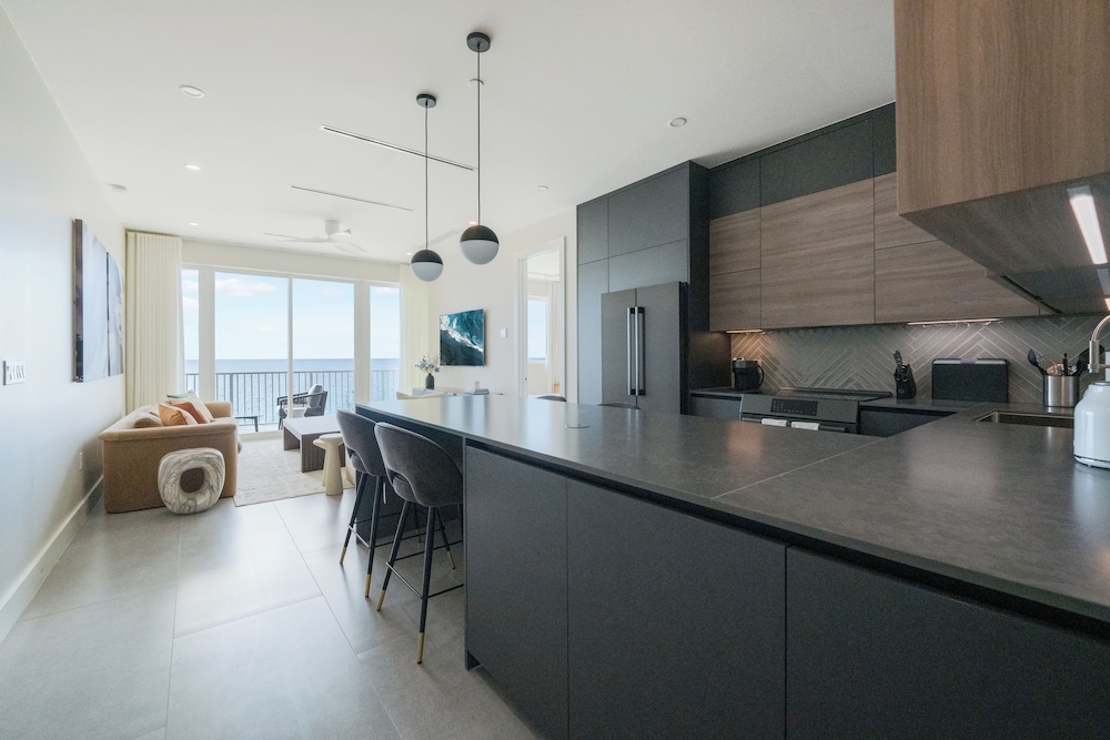 303 - 2 Bedroom Ocean View (3rd Floor) photo 3