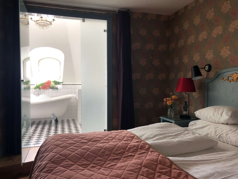 Suite, 1 Queen Bed, Non Smoking, Balcony (Living Room)