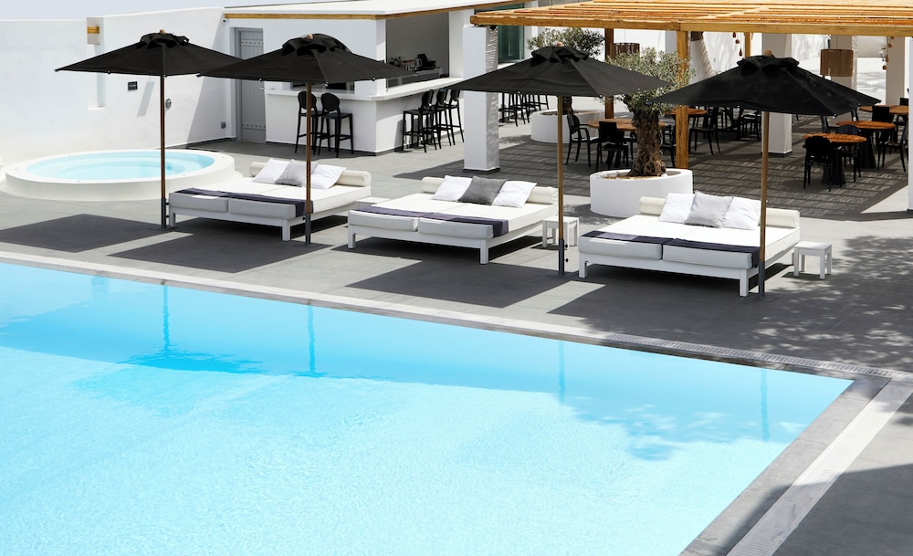 Elegant White Deluxe Room with Private Balcony - Photo 8