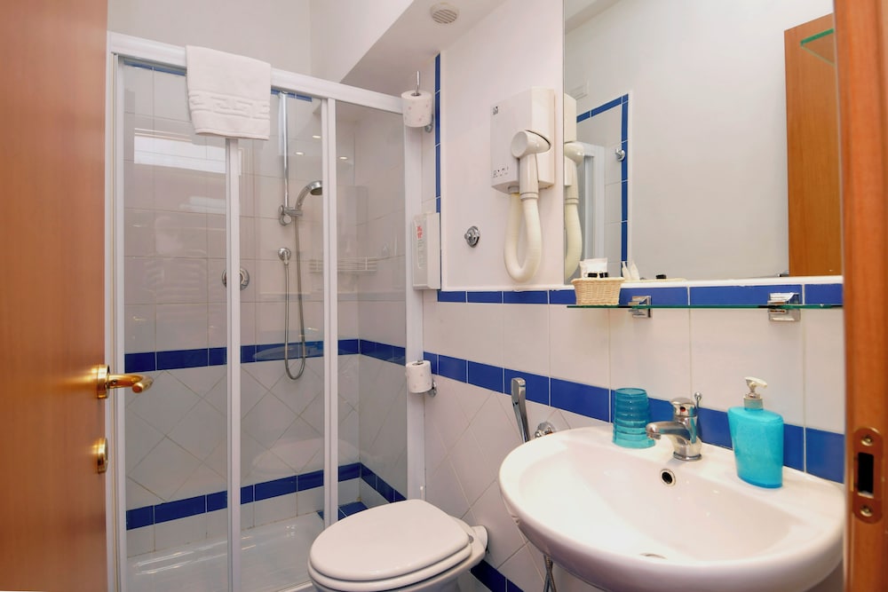 Standard Quadruple Room photo 2