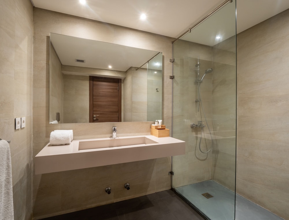 Executive Room, Balcony thumbnail 5