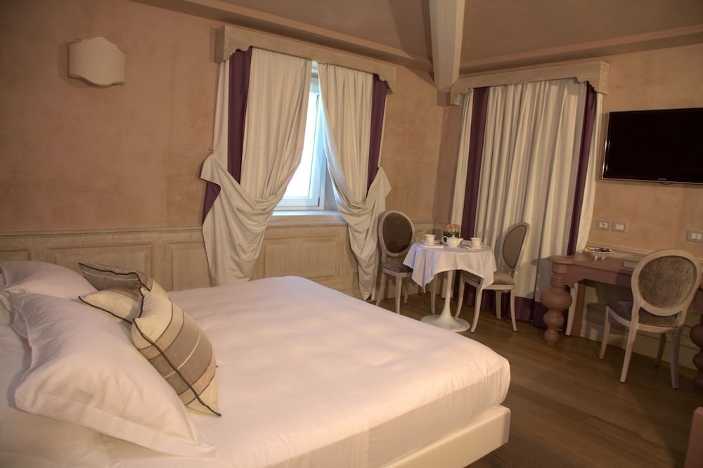 Premium Double or Twin Room, Bathtub, Park View photo 2