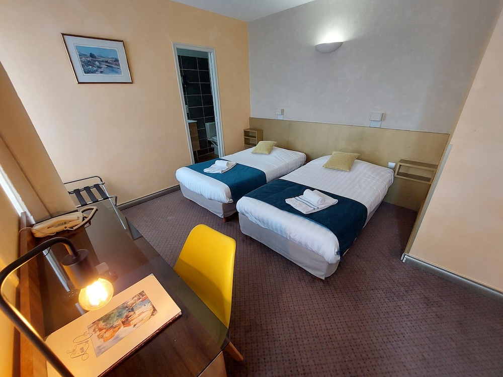 Standard Twin Room - Photo 2