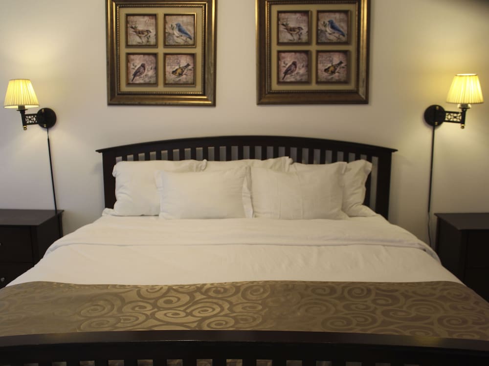 Deluxe Room, 1 King Bed, Mountain View photo 3