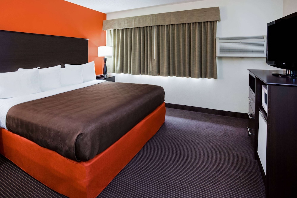 Deluxe Suite, 1 King Bed, Non Smoking (Second Floor) photo 3