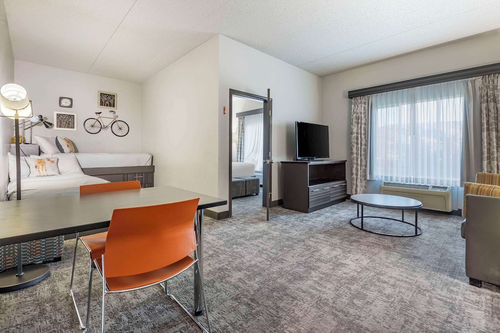 Suite, 1 King Bed, Non Smoking - Photo 6