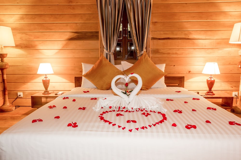 Honeymoon Bungalow, 1 King Bed, Balcony, Poolside