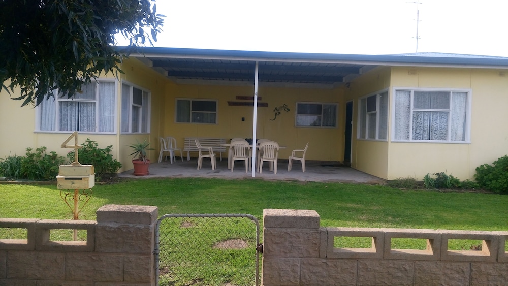 Family House, 3 Bedrooms, Kitchen, Courtyard Area photo 2