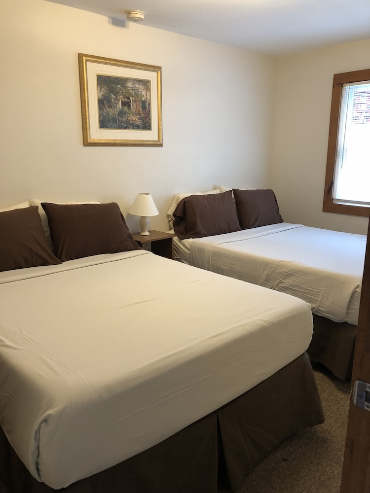 Townhouse, 3 Bedrooms, 4 Double Beds, 1 Queen Bed, 2 Story, 1.5 Bath photo 2