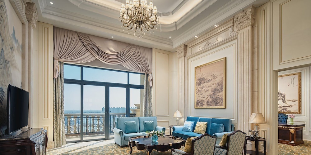 Grand Suite, 1 King Bed, Lake View