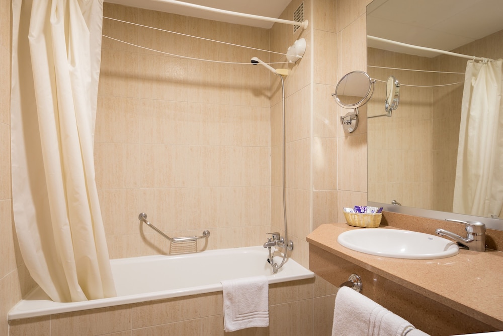 Twin Room, Balcony (2 Adults) - Photo 6