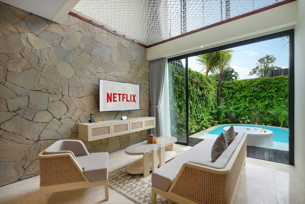 Smart Loft One Bedroom Villa with Private Pool & Jacuzzi - Photo 7