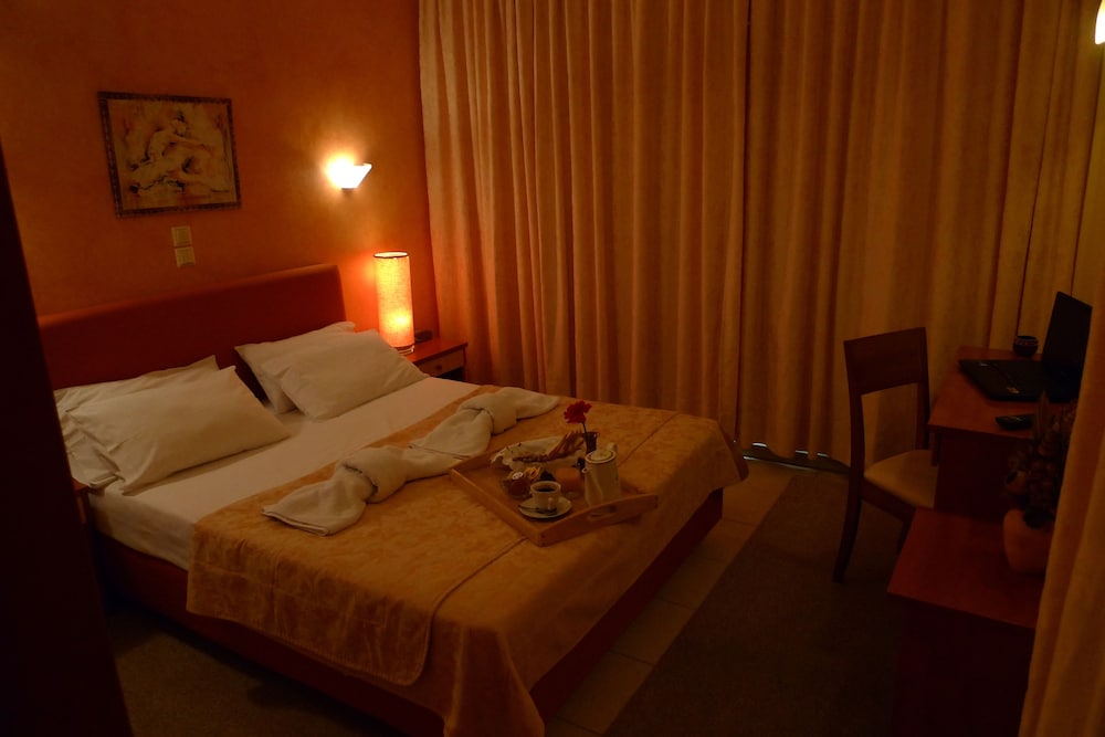 Double or Twin Room, Balcony, Partial Ocean View photo 2