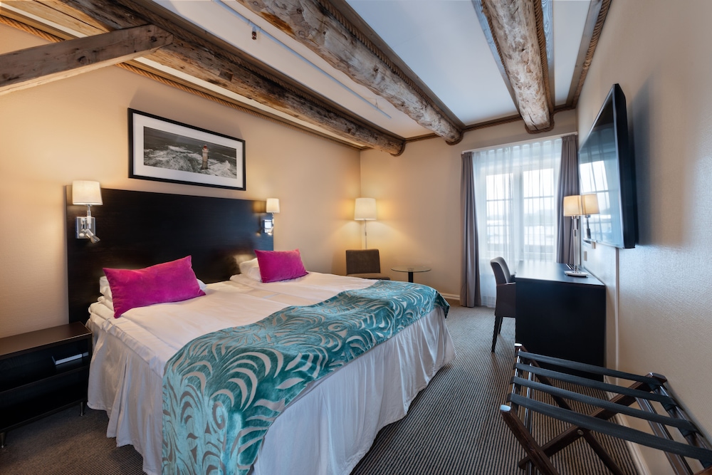 Standard Room, 1 Double Bed, Non Smoking - Photo 1