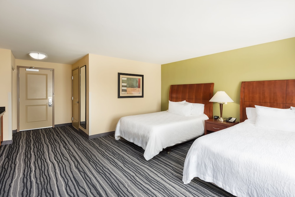 Room, 2 Queen Beds, Accessible, Bathtub