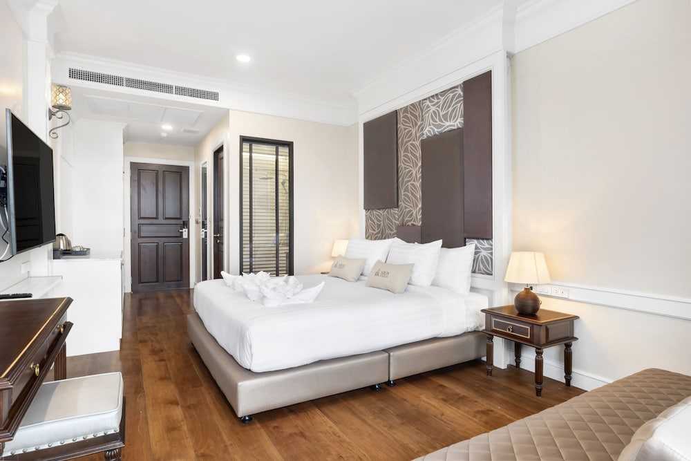 Standard Double Room, 1 King Bed, Balcony, No View photo 3