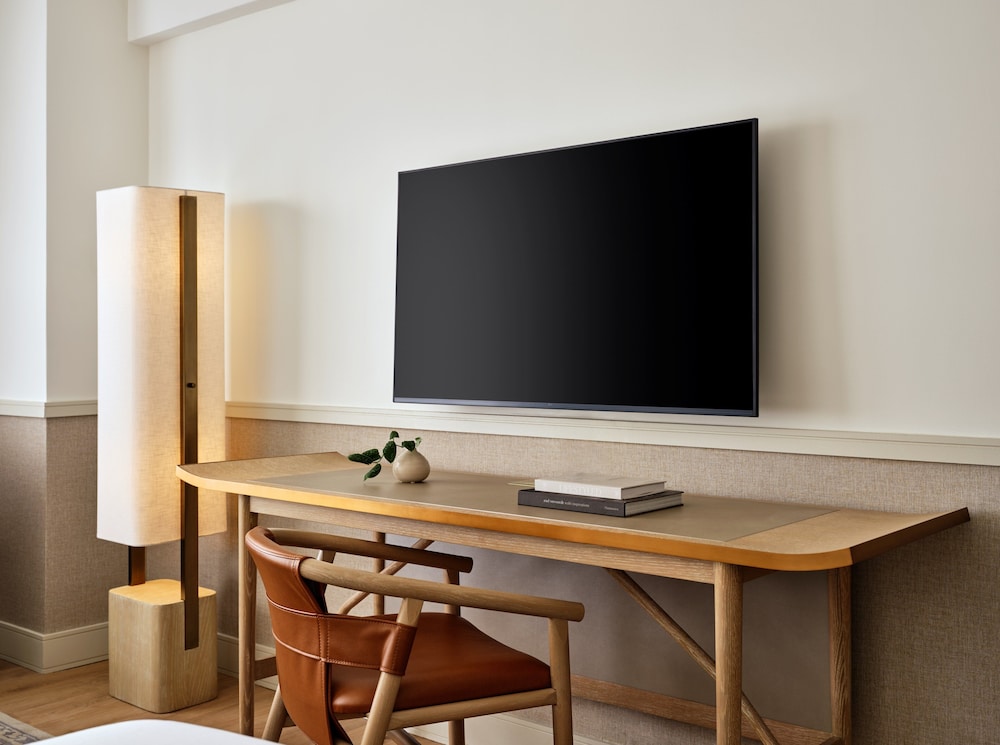 Premium Room, 1 King Bed, Jetted Tub (Bath Shower Combo)
