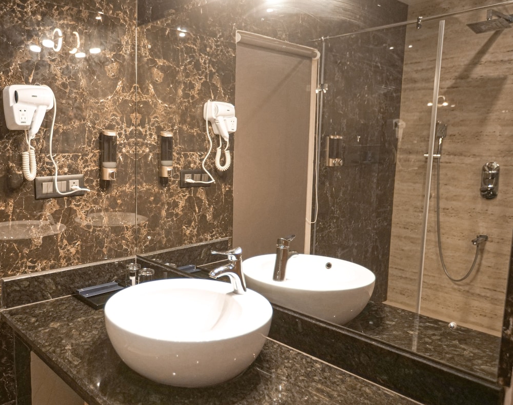 Deluxe Double or Twin Room - Photo 3